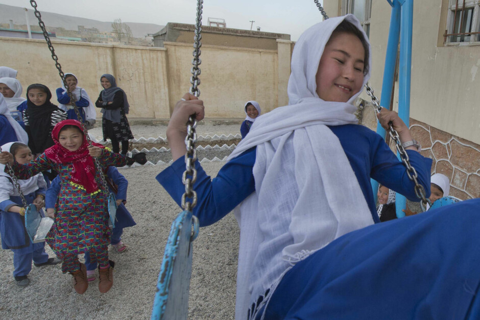 I skolegården på Hazrat Mohammed-skolen i Ghazni. For mange jenter i Afghanistan er skolen et etterlengtet friområde. Skolene er foreløpig åpne for jenter i barneskolen, men når disse jentene skal over i ungdomskolen, er det usikkert om de får et utdanningstilbud