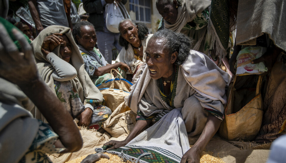 Kvinner krangler om mat de har fått utdelt i byen Agula i Tigray-regionen i mai i fjor. Det har i lang tid vært vanskelig å få inn nødhjelp i regionen, men nå sier regjeringen og TPLF at de vil innføre en våpenhvile for å møte de humanitære behovene.
