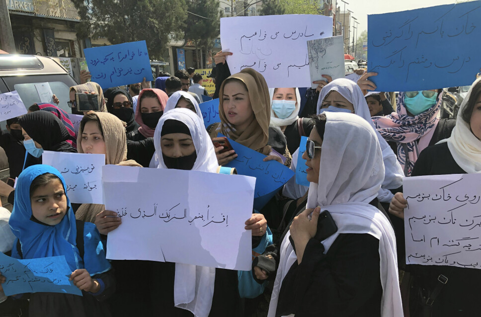 Afghanske jenter og kvinner demonstrerte mot Taliban lørdag i Kabul. Bakgrunnen er at Taliban onsdag sendte skolejenter hjem, etter at de allerede har vært nektet å gå på skolen i sju måneder.