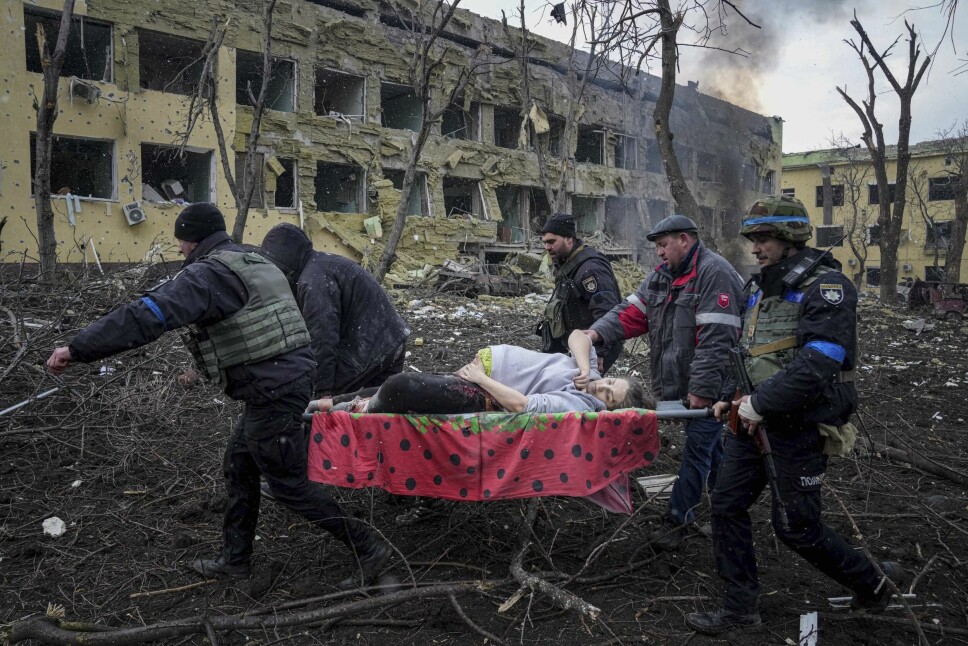 En gravid kvinne bæres ut av ruinene på fødeavdelingen til et sykehus i Mariupol etter et russisk angrep mot bygningen. Både hun og babyen døde.
