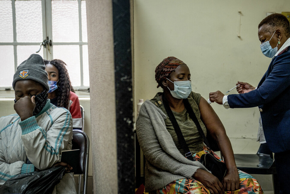 Sørafrikanske Fatima Hassan og malaysiske Sangeeta Shashikant mener den globale vaksinefordelingen er svært urettferdig. Her får innbyggere i Hillbrow i Johannesburg i Sør-Afrika det første beskyttende stikket i desember i fjor.