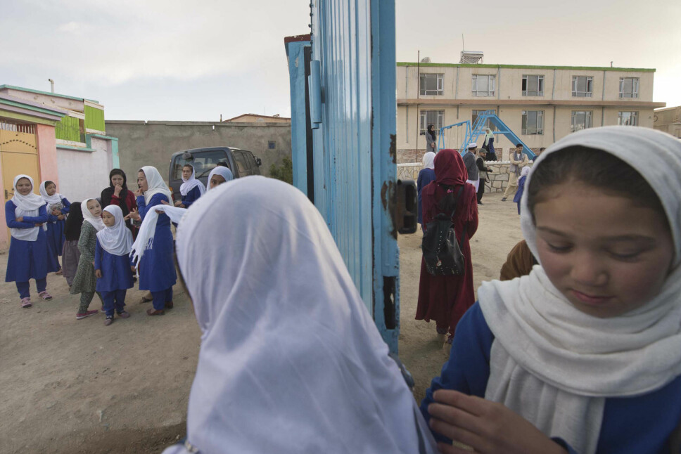 I skolegården på Hazrat Mohammed-skolen i Ghazni sist onsdag. For mange jenter i Afghanistan er skolen et etterlengtet friområde. Skolene er foreløpig åpne for jenter i barneskolen, men når disse jentene skal over i ungdomskolen, er det usikkert om de får et utdanningstilbud.
