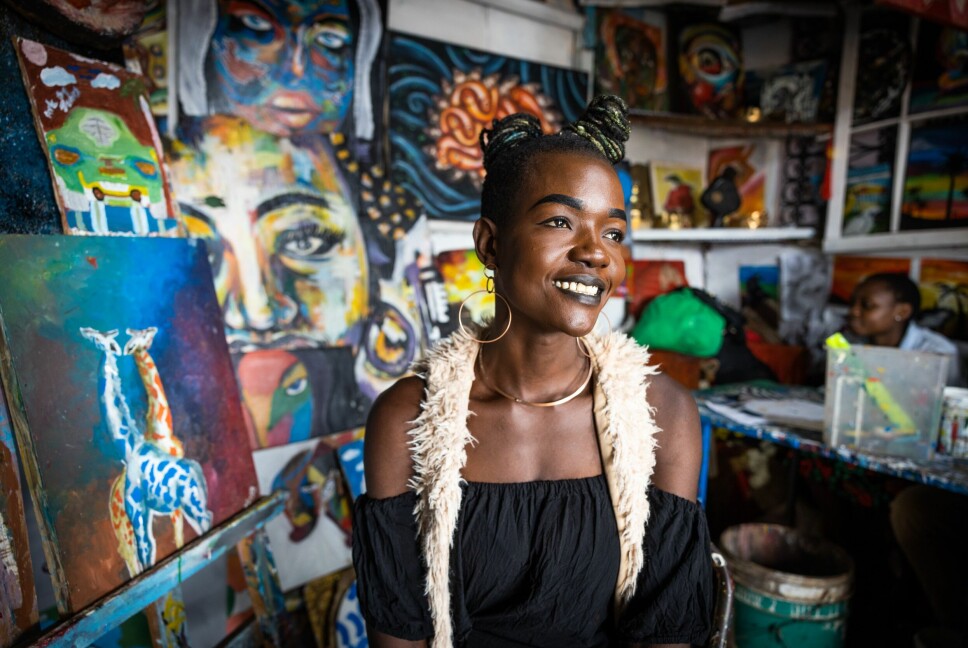 Kunstneren Faith Atieno (33) åpnet galleriet Art 360 Kibera i 2019, og hun er en av få kunstnere i Kibera som driver galleri og som klarer å leve på kunsten sin.