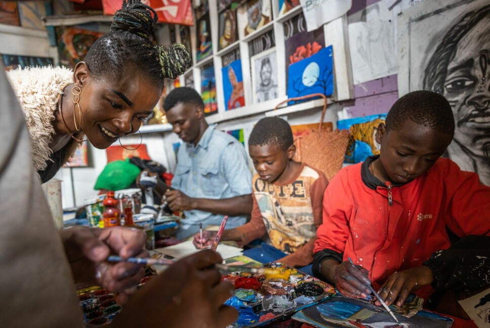 Som liten jente ble kunsten et viktig verktøy for å håndtere følelser og tanker for Faith Atieno. I dag lærer hun barn og unge å male i Art 360 Kibera, og gir dem muligheten til å uttrykke seg fritt.