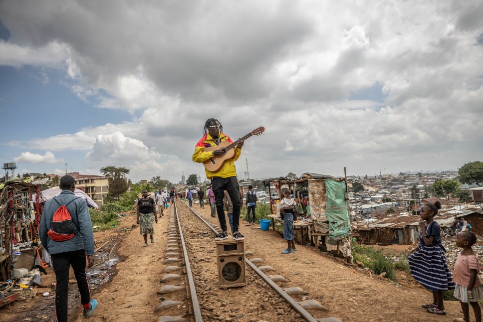 Daniel Owino Okoth alias Futwax (27) har jobbet hardt for å klare seg i Kibera, og han er i dag ansatt som musikkprodusent og lydtekniker ved et musikkstudio. Den store drømmen hans er å åpne et eget studio og hjelpe ungdommer bort fra gata gjennom musikken.