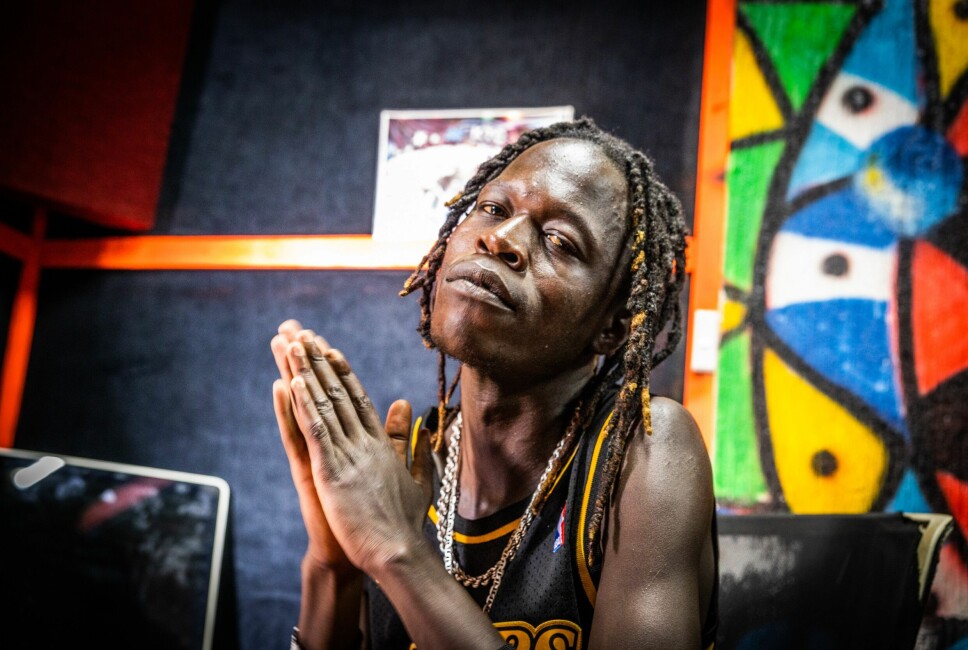 – Livet i Kibera er hardt men jeg har alltid pushet meg selv til å ikke gi opp. Jeg har mange drømmer som må gå i oppfyllelse, sier Daniel Owino Okoth alias Futwax (27)