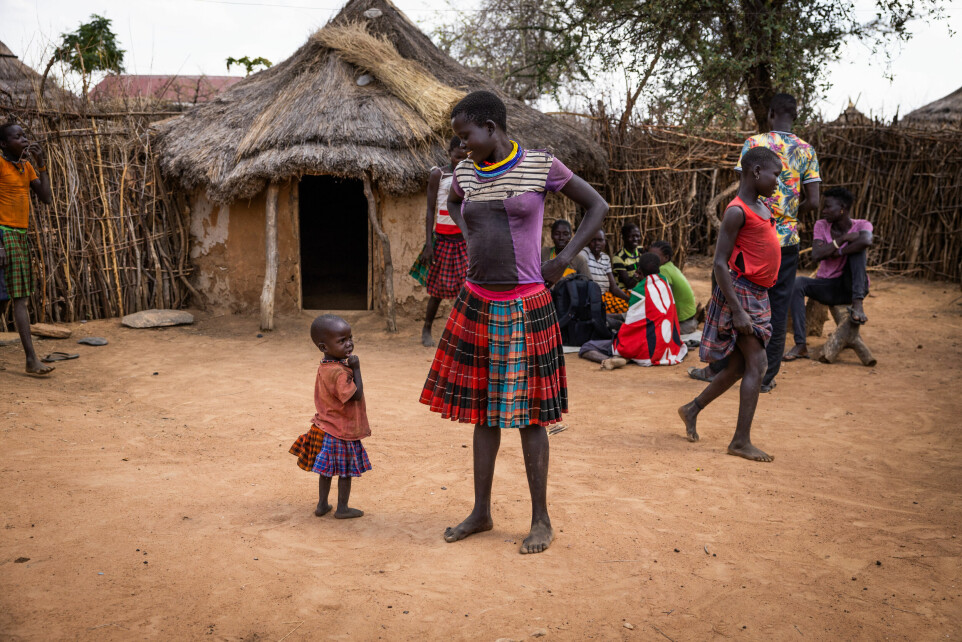 Ester (21) sammen med datteren utenfor hjemmet i Karamoja. Som 13-åring dro hun til storbyen for å prøve å tjene penger. Hun havnet i Kenya der hun ble i seks år. Esther ble voldtatt av flere menn, og deretter gravid. Hun klarte å ta seg tilbake til Karamoja, men livet er fortsatt svært hardt.