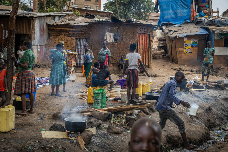 Husene i Katwe-slummen blir kalt «papirhjem» fordi de opprinnelig ble bygget i papp. Forholdene er svært dårlige og det bor opptil 20 personer i hvert rom. Disse rommene leies ut av privatpersoner som i gjennomsnitt tar 10 000 shilling i månedsleie per person.