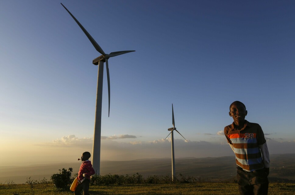 For å begrense de globale klimagassutslippene på en bærekraftig måte, er omstilling til fornybare energikilder, som vindkraft, blant de viktigste tiltakene. Bildet viser kenyanske barn som leker i Ngong, i nærheten av Kenyas hovedstad Nairobi.