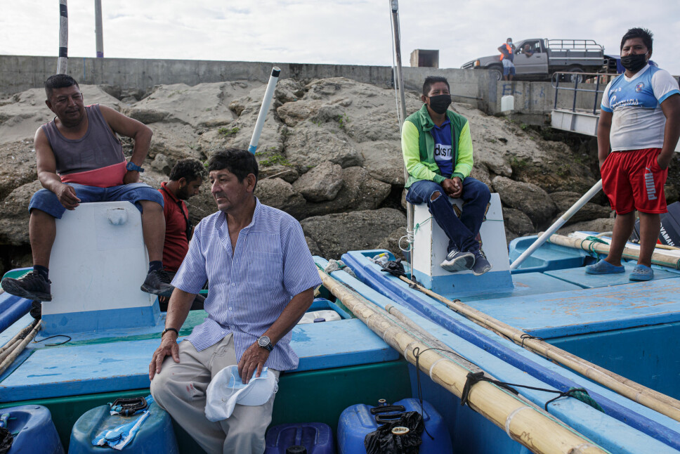 Ignacio Valverde Santana (foran i bildet) har jobbet som fisker i 40 år. Her gjør han og mannskapet seg klare til å legge fra havnen i San Mateo.