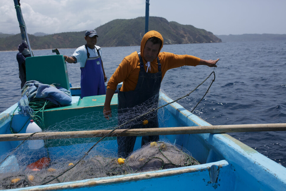Narciso Baque Piguabe, her sammen med sønnen Javier Baque, slipper trollgarnet i sjøen i begynnelsen av fisketuren. Utstyret er det mest populære blant kystfiskerne i Machalilla. Vanligvis setter man ut to til tre trollgarn, som er forventet å gi god fangst.