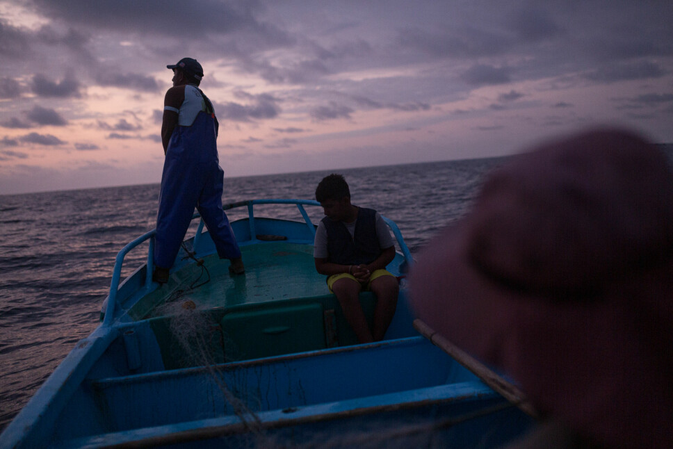 Tradisjonelle fiskere som Javier og Narciso står på daglig basis overfor mange utfordringer som kan falle innunder betegnelsen 'ulovliv praksis', blant annet smugling av narkotika, ulovlig fiske og korrupsjon.