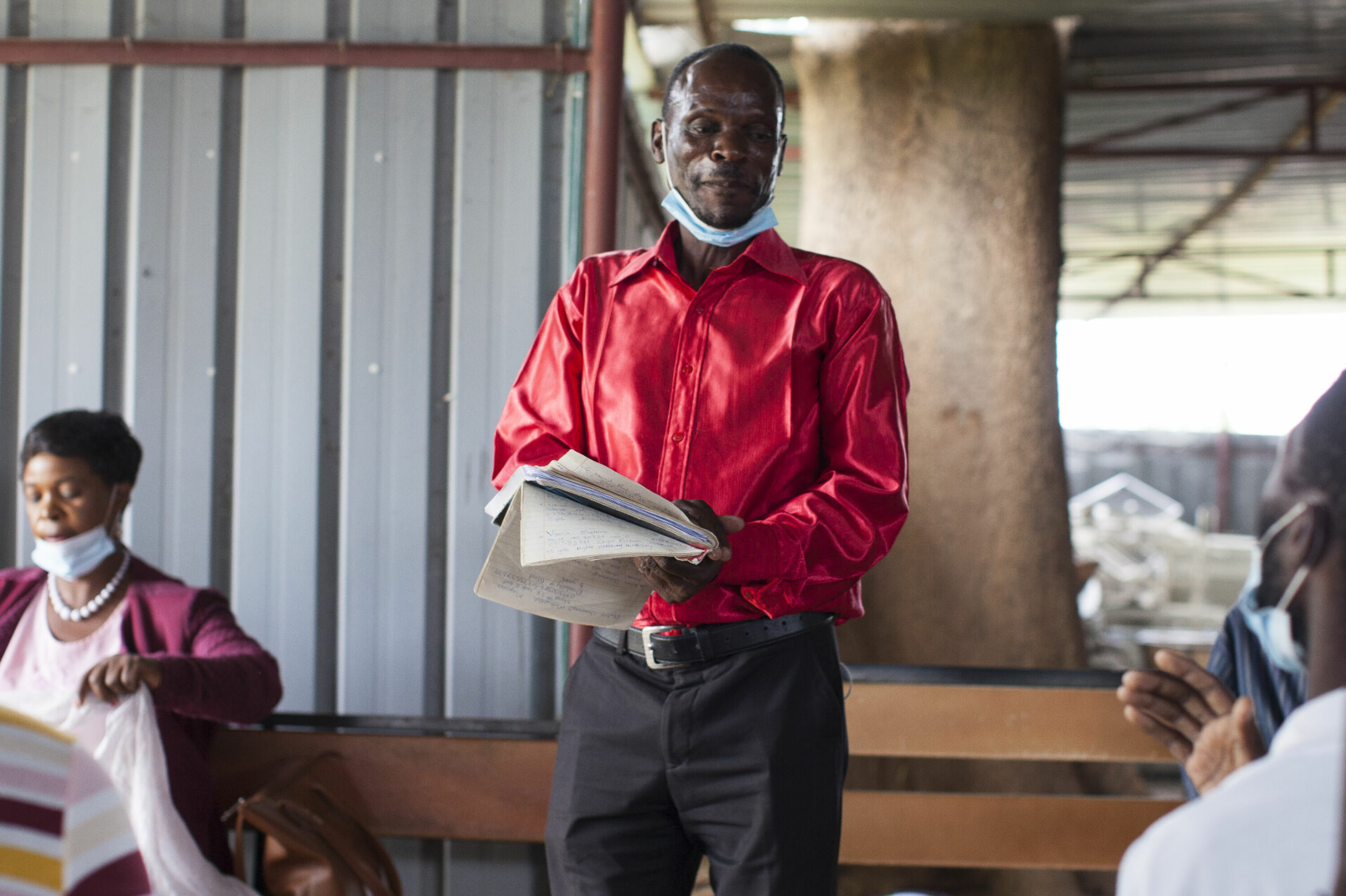 Reki Jimu, kledd i rød skjorte, snakker foran støttegruppen for hiv-smittede, Christian Fellowship Network Trust, i byen Chitungwiza.