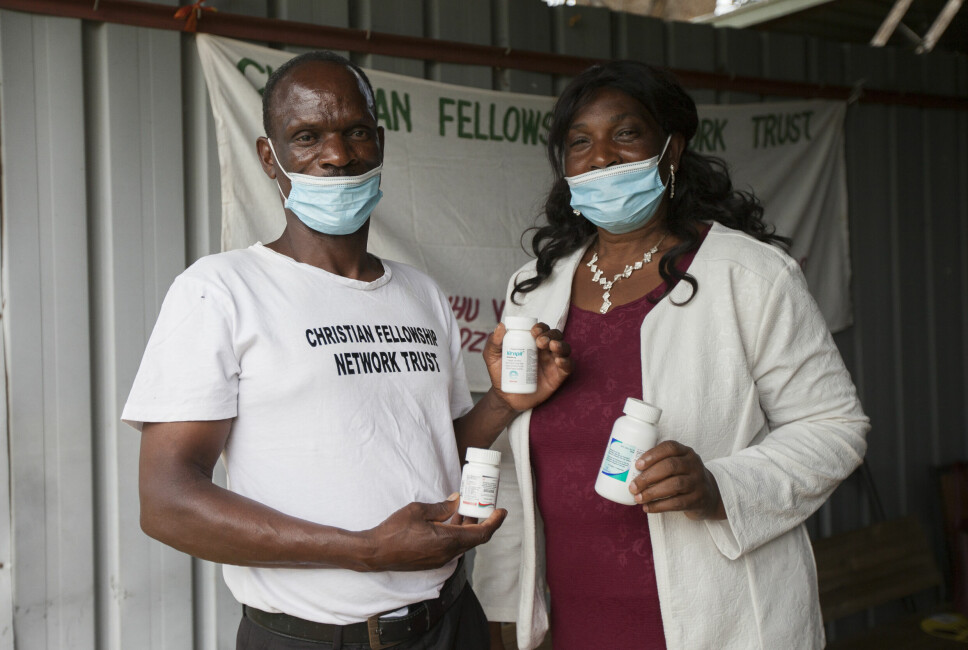 Hiv-positive turtelduer, begge 51 år gamle. Reki Jimu og hans kone Francisca viser fram sine antiretrovirale medisiner, som har holdt dem i live og i aktivitet i mange år, til tross for sykdommen.