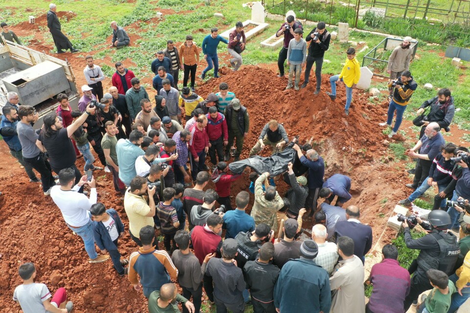 Fire studenter blir begravet etter å ha blitt drept av skudd i Maaret al-Naasan Idlib-provinsen i Syria, mandag 4. april.