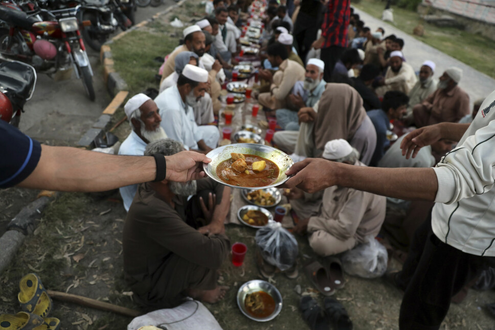 En frivillig, indisk organisasjon serverer mat til fattige i Islamabad, Pakistan, når de bryter fasten etter solnedgang under ramadan. – Til sammen skaper flere kriser en akutt katastrofe av sjeldent format. Vi lever i en tid hvor mange av oss er rammet, men for menneskene som lever i ekstrem fattigdom, betyr situasjonen at de må velge mellom å kjøpe medisin, mat eller betale husleie, sier Hanna Nelson i Oxfam.