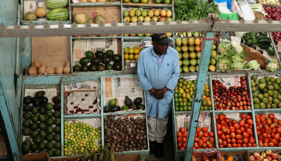 Krigen i Ukraina har presset opp matvareprisene i store deler av verden. Bildet viser en frukthandler på et marked i Nairobi, Kenya.