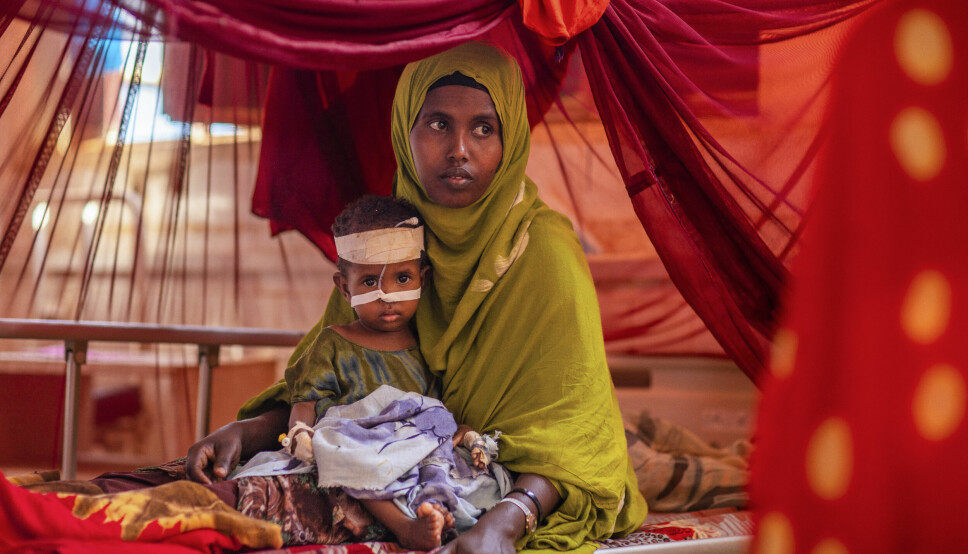 Ayan Muhammed sammen med sin underernærte sønn Fahir, som mottar behandling av underernæring ved Gode-sykehuset i Somali-regionen i det østlige Etiopia. Nå forbereder hun og bønder på Afrikas Horn seg på den verste tørken på 40 år.