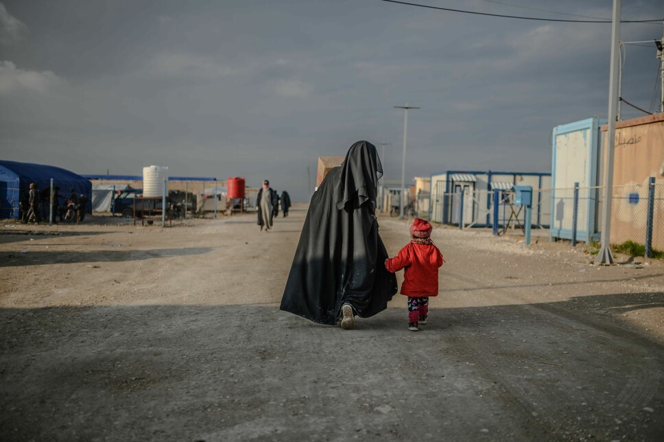 Nærmere halvparten av de 57.000 som bor i den kurdisk-voktede al-Hol-leiren nord i Syria, er barn. Hverdagen deres preges av vold og frykt, ifølge en ny rapport fra Redd Barna