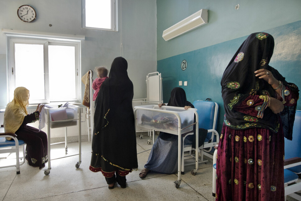 Bekymrede mødre på avdelingen for underernærte barn ved provinssykehuset i Paktia. – Hver uke dør det 20-30 barn her. Dette er barn som enkelt kunne vært reddet, om vi hadde nok ressurser, sier Dr Mohamad Asil Khan. Situasjonen er den samme på mange andre sykehus og helsestasjoner over hele Afghanistan. FNs barnefond (Unicef) frykter at en million barn kan dø av underernæring bare i 2022.