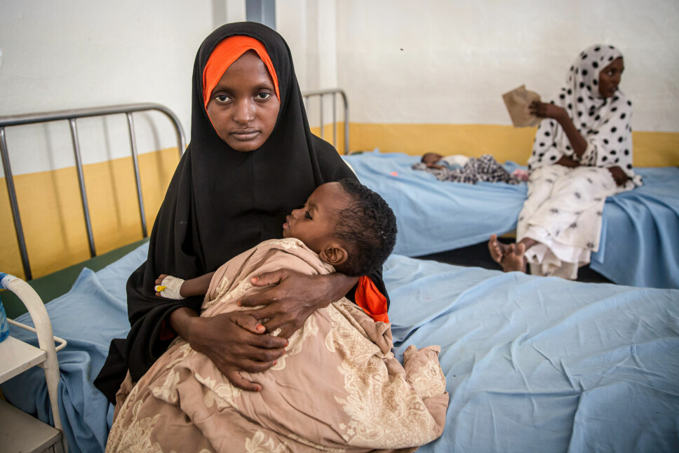 Istar Mohamed Abdi (20) holder armene rundt sin 16 måneder gamle baby.
