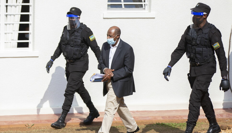 Paul Rusesabagina eskorteres til rettsalen i Rwandas hovedstad Kigali i september 2020. Helten fra filmen 'Hotel Rwanda' ble funnet skyldig i terror og dømt til 25 år fengsel. Familien hans i USA saksøker nå Rwandas president Paul Kagame og krever 3,7 milliarder kroner i erstatning og oppreisning.