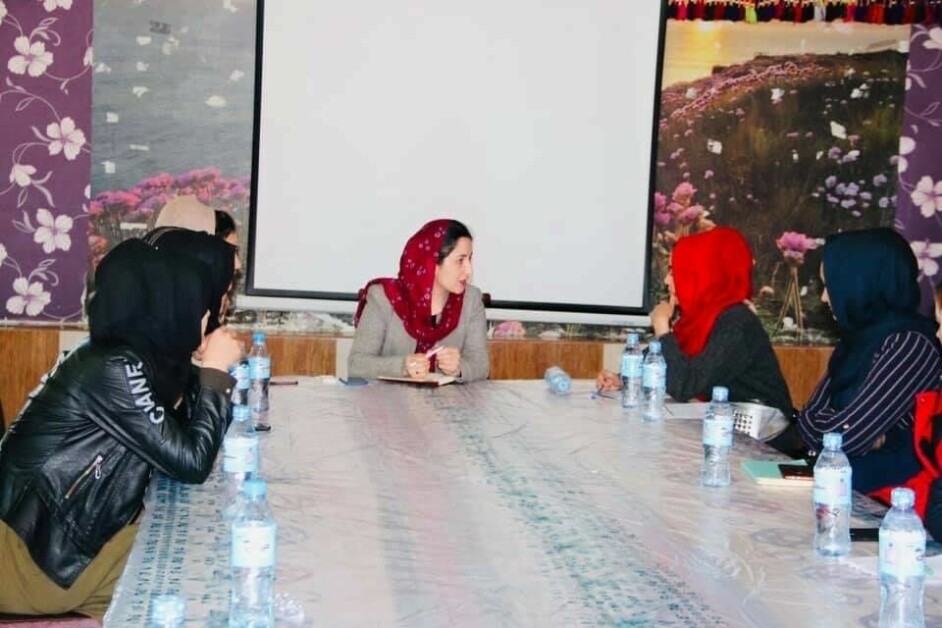 Som koordinator i Afghan Journalist Safety Committee reiste Faizi rundt for å lære opp kvinnelige journalister