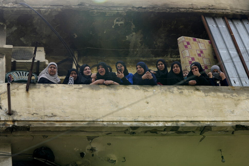 En gruppe libanesiske kvinner sørger fra balkongen under begravelsen til de syv som er bekreftet omkommet, de fleste av dem barn. Gravleggelsen fant sted mandag 25. april, to dager etter at båten sank.