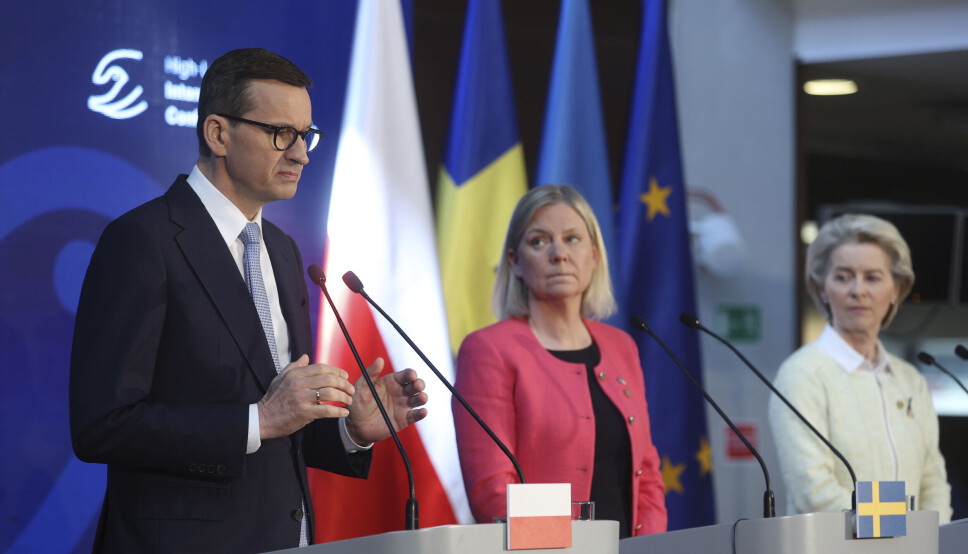Polens statsminister, Mateusz Morawiecki, Sveriges statsminister Magdalena Andersson and presidenten for EU, center, Ursula von der Leyen, på pressekonferansen etter giverkonferansen for Ukraina. Det ble gitt løfter om over 60 milliarder i humanitær hjelp på konferansen.