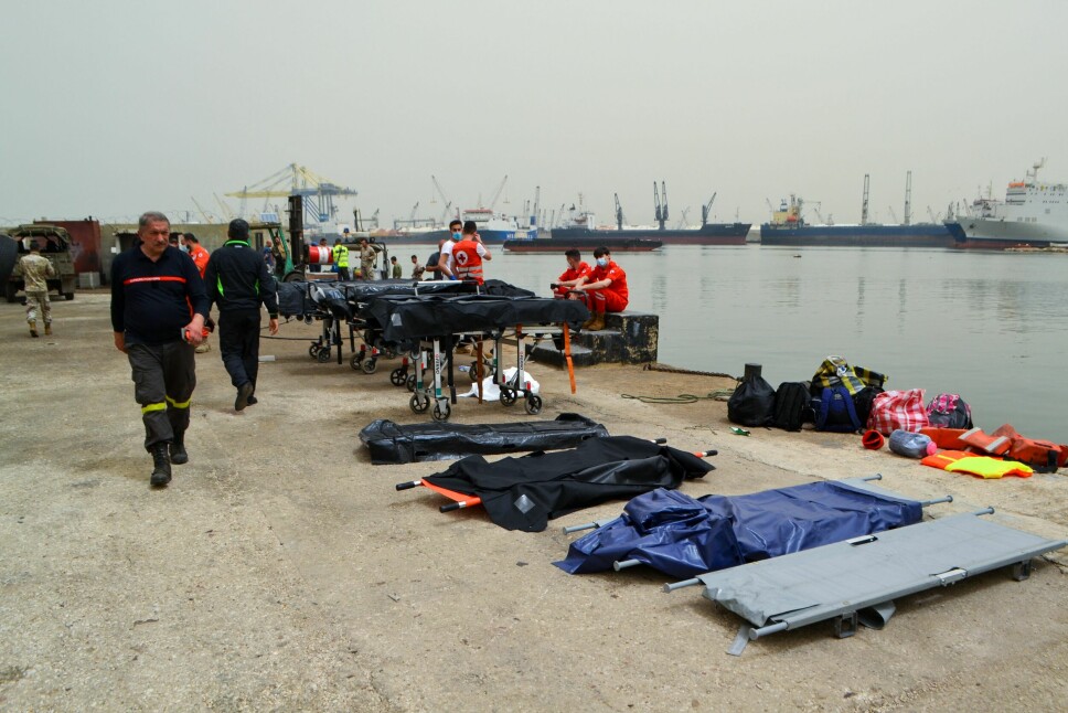Medisinsk personell er klare og venter ved havnen i Tripoli mens sjøforsvaret leter etter overlevende utenfor kysten av Tripoli i Nord-Libanon. Syv personer er bekreftet omkommet og mer enn tretti er fortsatt savnet. Overlevende tror flere kan ha sunket sammen med båten.