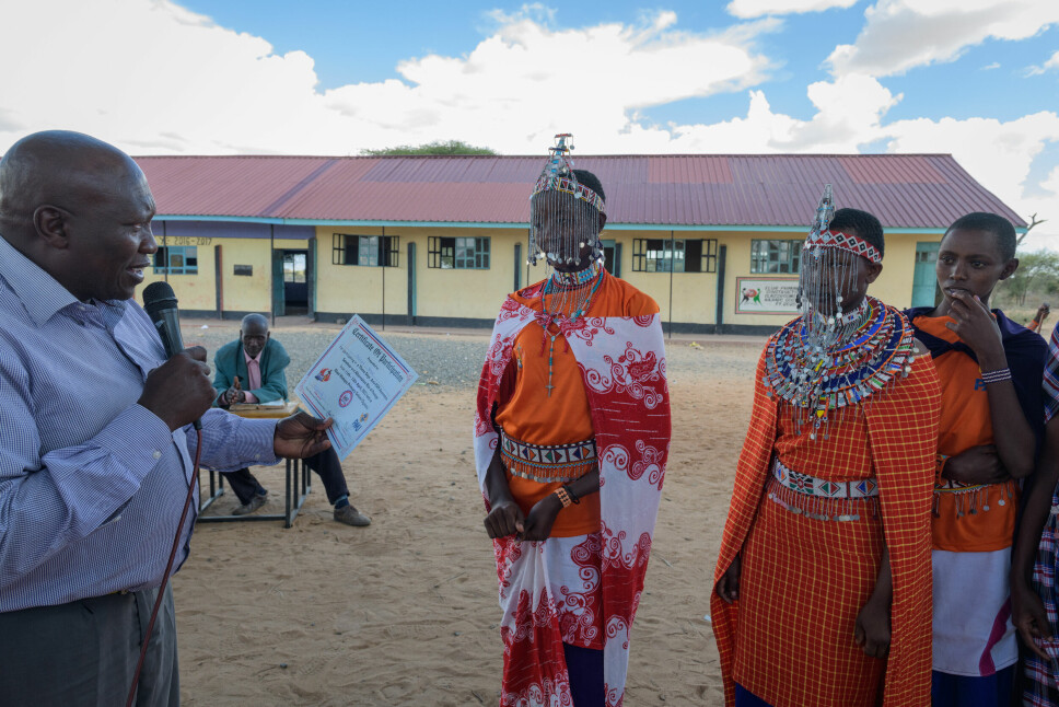 I en landsby i Olgulului-området sør i Kenya arrangeres det seminarer for barn og ungdom i alderen 5 til 20 om seksualkunnskap og barns rettigheter. Der lærer de blant annet om farene ved omskjæring av jenter. Her mottar tenåringsjenter diplom for sin deltagelse.