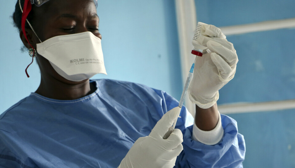 En helsearbeider fra Verdens helseorganisasjon forbereder vaksine i Mbandaka, Kongo gjennom et samarbeid med vaksinealliansen Gavi. Gavi mottok over 2 milliarder norske kroner i bistand i 2021.