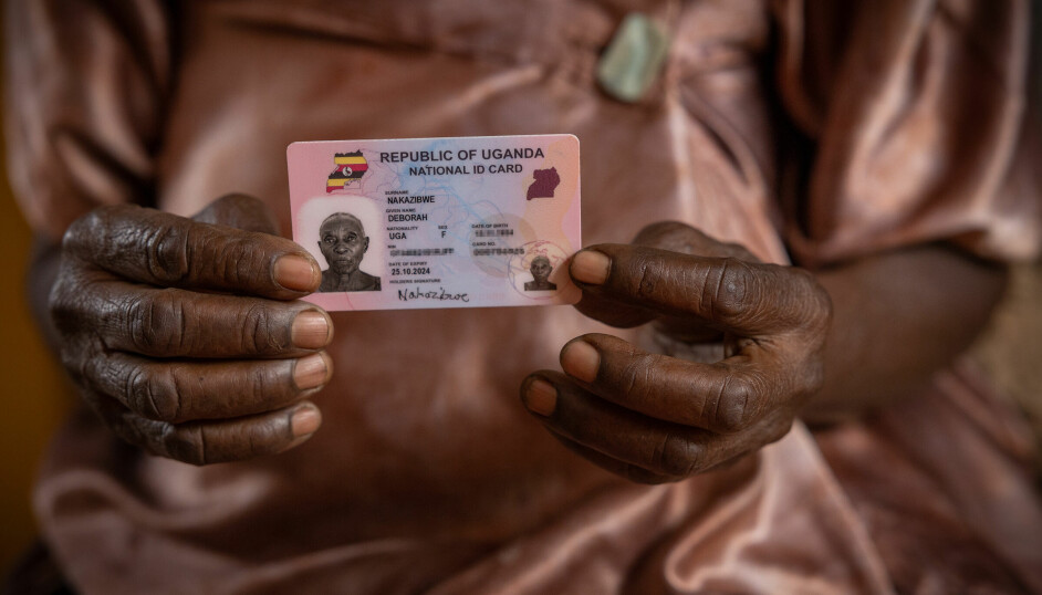 Det nasjonale ID-kortet er et verdifullt dokument for eldre i Uganda. Deborah Nakazibwe (87) er blant de som mottar alderstrygd fra staten annenhver måned.