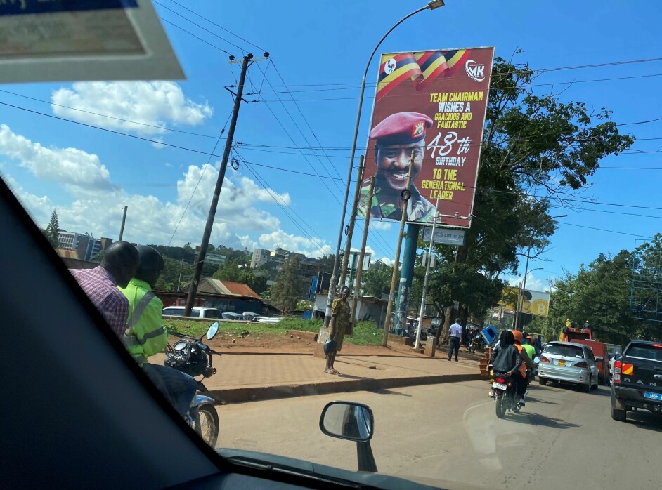 Gigant-plakater i Kampalas gater ønsker president Musevenis sønn, general Muhoozi, til lykke med 48-årsdagen.