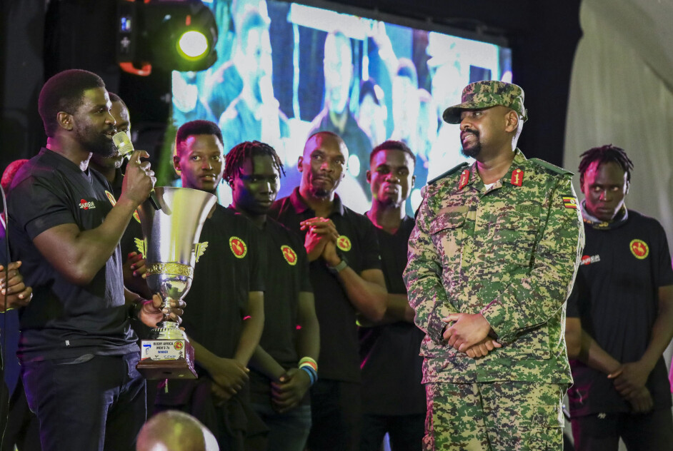 Michael Wokorach, kaptein på det ugandiske landslaget i rugby, hilser general Muhoozi under et storstilt bursdagsarrangement i Entebbe 7. mai.