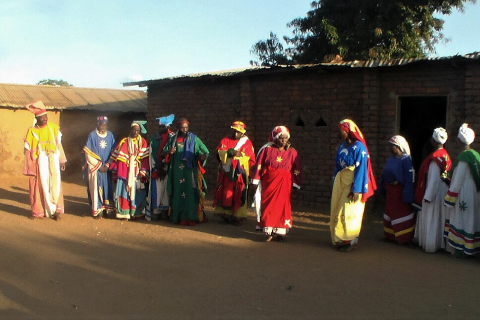– Gud snakker til sitt folk gjennom profetene, sier Henry Jumbe (nummer tre fra venstre), en av lederne i Zion-kirken til Bistandsaktuelt. Her er han sammen med annen ledelse og eldste-medlemmer utenfor kirkebygningen i Malawis hovedstad Lilongwe
