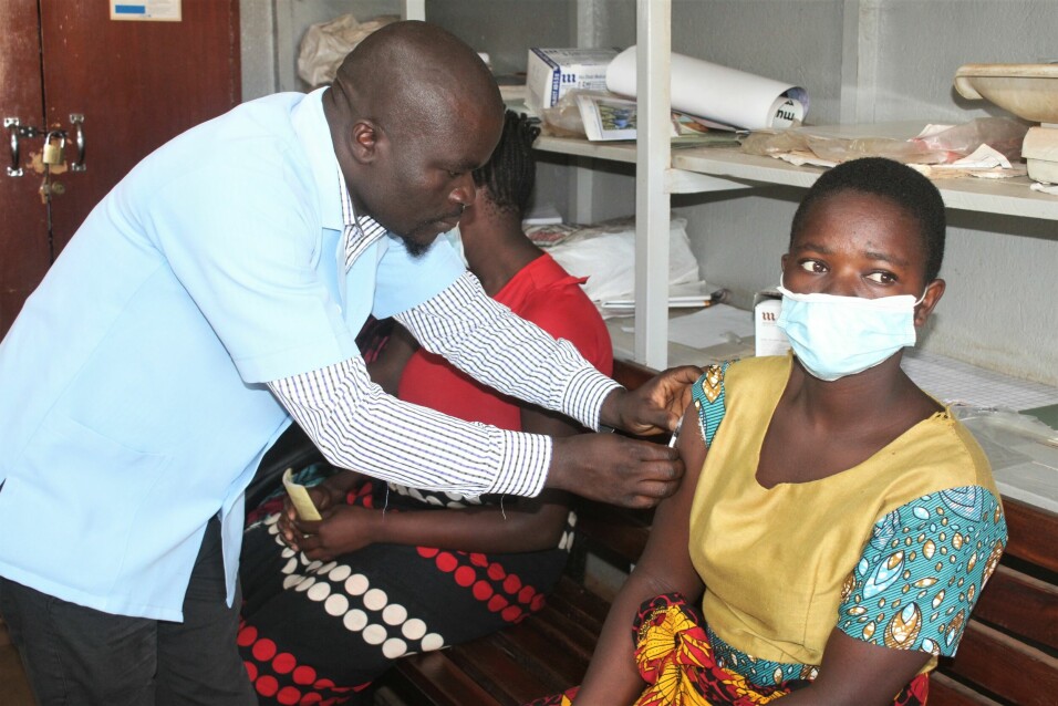 Helsearbeider Wyson Chilonga gir Rebecca Isaac vaksine. – Jeg kjenner flere som ikke vil gå til legen på grunn av tro, sier 26-åringen til Bistandsaktuelt.