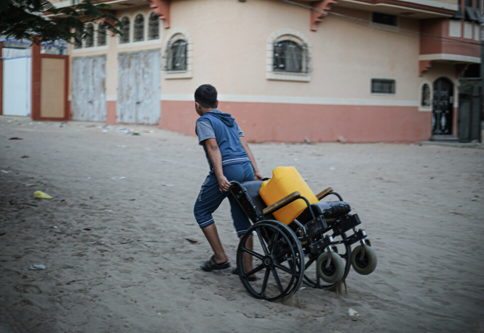 Et vestlig tankesett rundt hva som er hensiktsmessig å fokusere på i rehabilitering etter sykdom og skade, passer ikke alle brukere eller pasienter. Selvstendighet er ikke en universell verdi, skriver innleggsforfatterne. Her: En ung gutt drar en rullestol etter seg sør i Gaza.