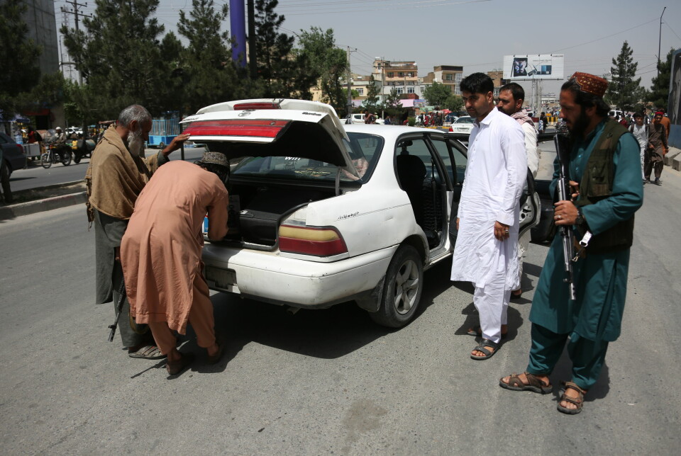 Afghanske sikkerhetsstyrker undersøker en bil ved en kontrollpost i Kabul tidligere denne uka.