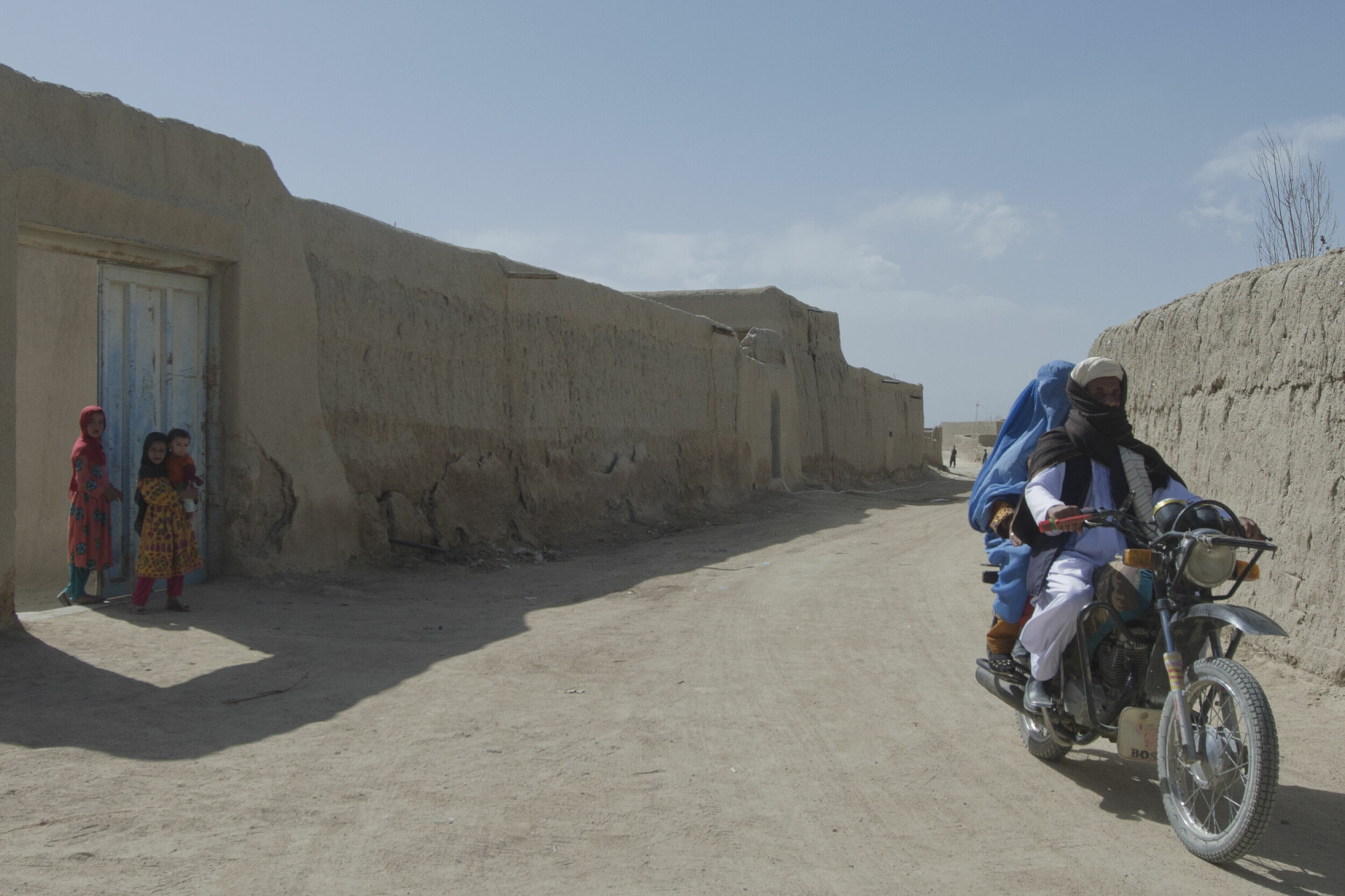 Solide murer rundt husene og strenge regler for kvinner er vanlig mange steder i Afghanistan, særlig på landsbygda, som her i Ghazni-provinsen.