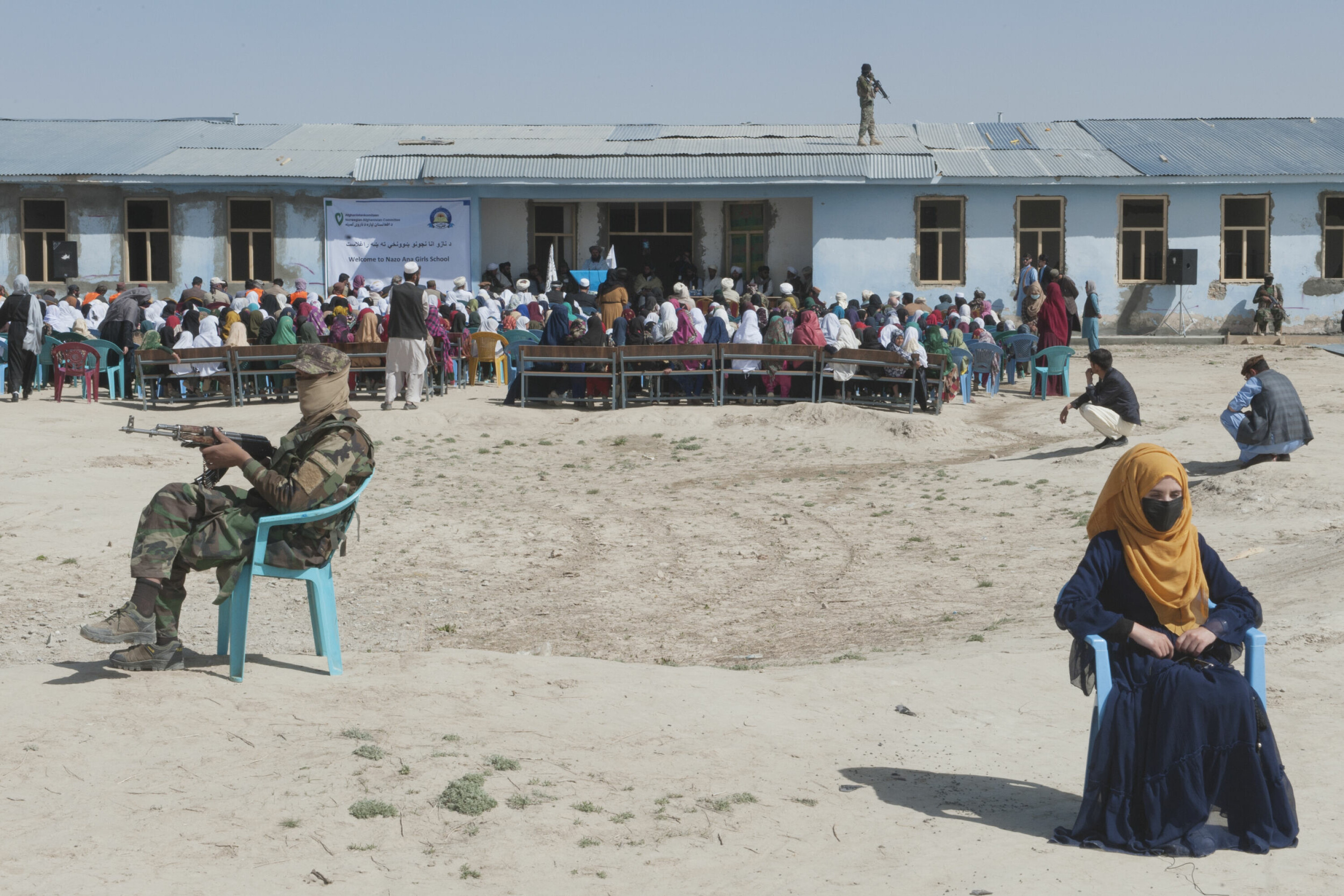 Åpning av Nazo Ana jenteskole, en barneskole, i Andar-distriktet i Ghazni. Her har det aldri vært en skole for jenter før og lokalsamfunnet har jobbet hardt for å få det til. Hundrevis av jenter ble påmeldt med det samme det ble kjent at skolen skulle åpnes.