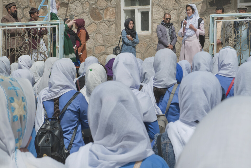 17 år gamle Suraya taler til sine medelever i fjellene i Jaghori-distriktet. Den skoleflinke jenta drømmer om å studere engelsk eller IT. Men hun frykter at det blir vanskelig under Taliban. Lokalsamfunnet hun bor i har imidlertid bestemt seg for å holde skolene åpne, uansett hva Taliban måtte mene.