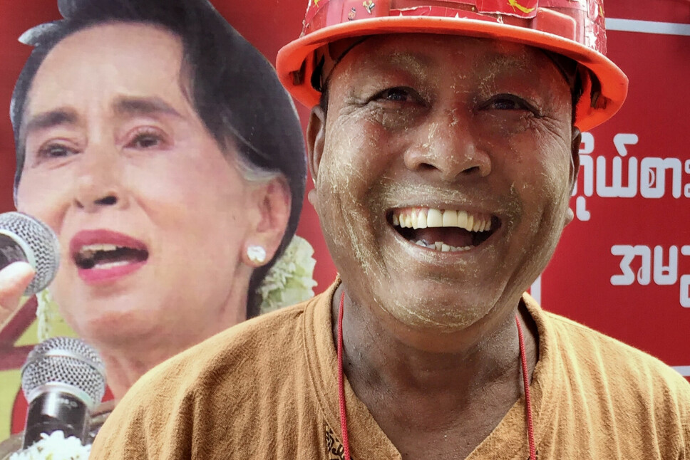 Et diktatur byr på mange tragedier, men også mye ufrivillig komikk. Burmesere er gode til å le av det totalitære gravalvoret. Det er en frigjørende latter. Her har en tilhenger av Aung San Suu Kyis parti National League for Democracy (NLD) åpnet latterkontoen før valget i 2015.
