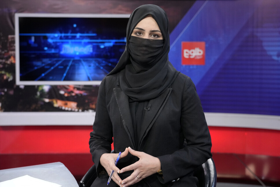 Khatereh Ahmadi presentere nyhetene på TOLOnews i Kabul søndag etter at Taliban begynte å håndheve sitt siste påbud.