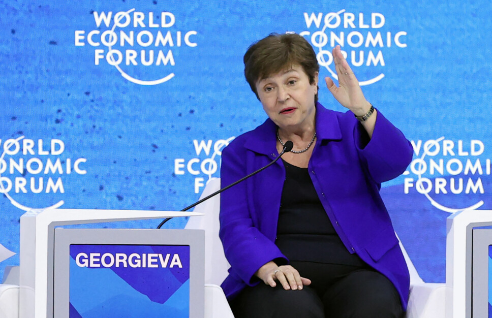IMF-sjef Kristalina Georgieva sier verdensøkonomien står overfor en rekke sammenfallende kriser, der følgene av koronapandemien forsterkes av krigen i Ukraina. Hun mener den prekære situasjonen er i ferd med å ødelegge mange års fremskritt