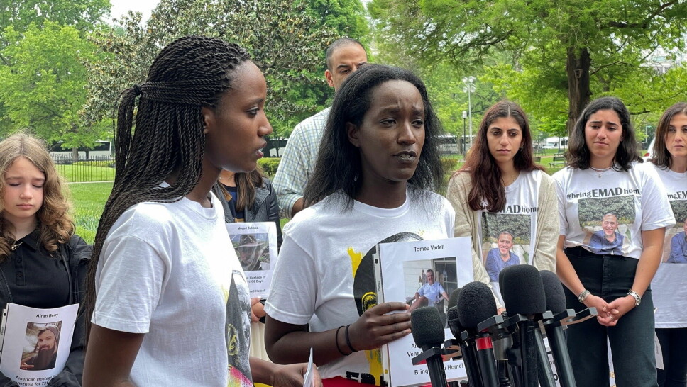Søstrene Carine og Anaise Kanimba snakker på en pressekonferanse i Washington 4. mai i år. Familien har nylig reist et søksmaål mot det rwandiske regimet som følge av det de mener er en ulovlig bortføring av faren. Også familiene til andre innsatte i rwandiske fengsler deltok.