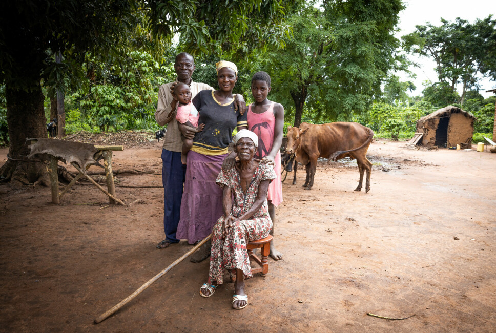 Siristra Take (92) foran resten av familien: Daniel Seguya (53), kona Elisabeth (23) og de to barna Rose (12) og Ester (1). Den yngste er deres felles barn.