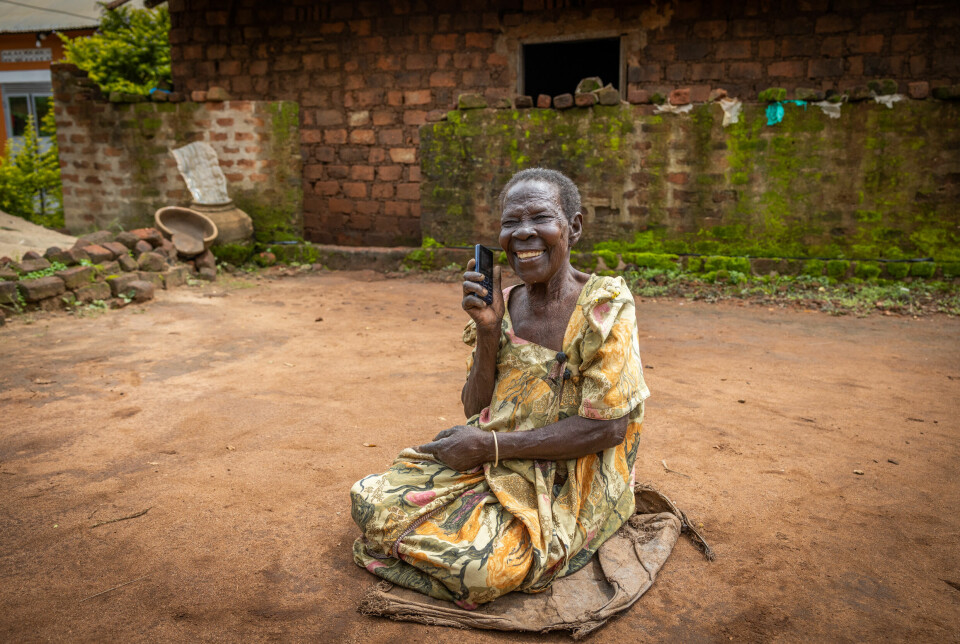For alderstrygden har Rabinah Nakigozi kjøpt seg en enkel mobiltelefon. Den var nyttig den dagen da hun plutselig ble syk.