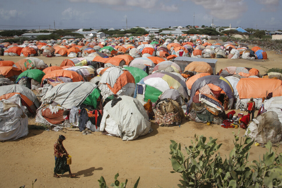Det vil bli «en eksplosjon i antallet barnedødsfall» på Afrikas Horn dersom verden utelukkende fokuserer på krigen i Ukraina og unnlater å handle, slår FNs barnefond (Unicef) fast. Hundretusenvis av somaliere bor nå i leirer som denne i utkanten av Mogadishu, men nødhjelpen uteblir.