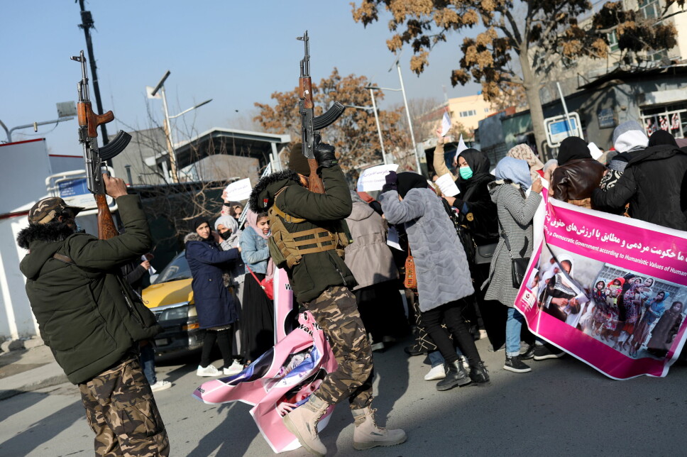 Taliban-soldater skyter i lufta for å skremme kvinner i Kabul som demonstrerer mot innstramningene av kvinners rettigheter